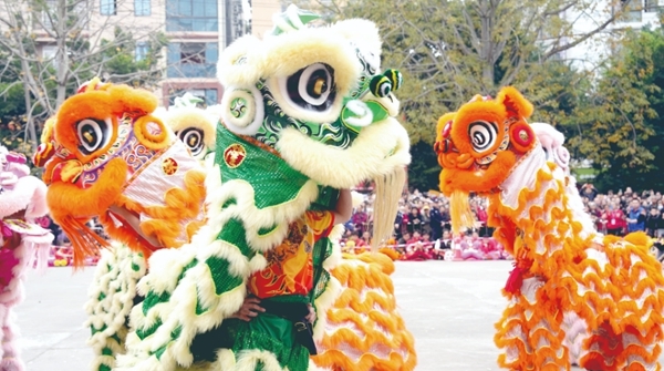 我们的节日·春节丨藤县龙狮巡游再度实力“圈粉”